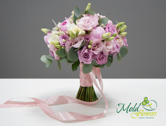 Букет невесты из розовых пионов, эустомы, гиперикума, розы и эвкалипта Фото